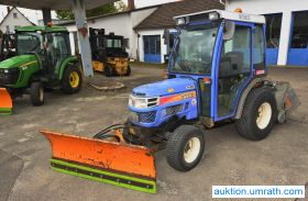 Iseki TH 4330 AHL Allrad Schlepper Kompakt- Traktor Winterdienst mit hydraulischem Schneer&auml;umschild und Selbstlade-Salzstreuer aus 2006